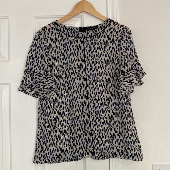 Banana Republic cheetah print blouse with ruffled sleeves. - Picture 1 of 15